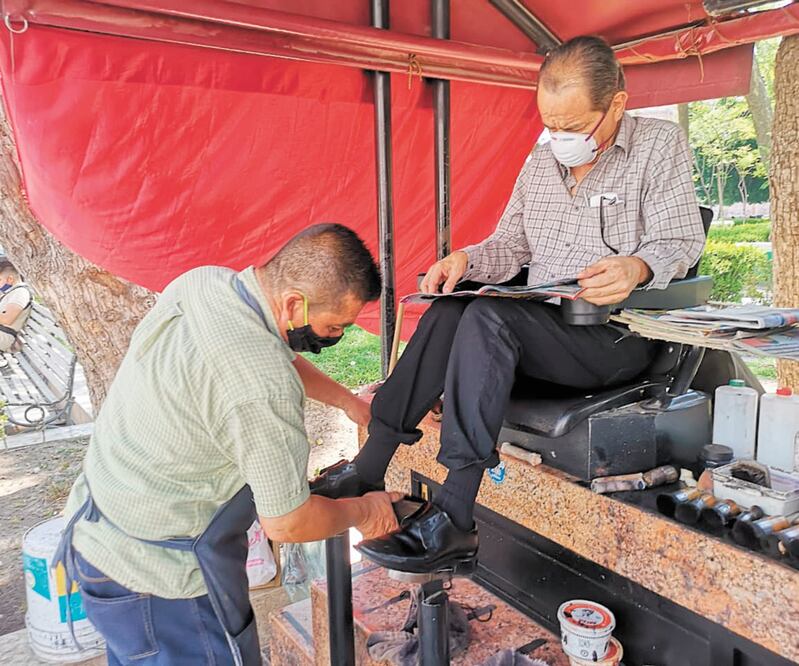 Un gran número de personas regresaron ayer a trabajar en Aguascalientes, entre ellas el bolero José Luis, quien lamentó que muchos paseantes no utilizaran cubrebocas. Especial