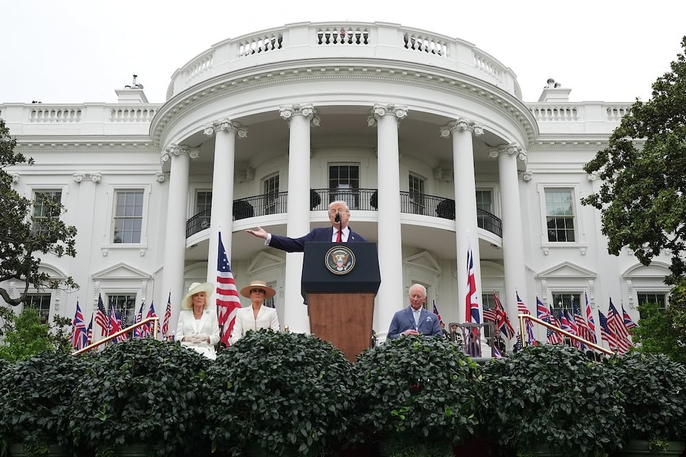 El presidente Donald Trump en su discurso ante su esposa Melania, el rey Carlos III y  la reina Camila, en el jardín de la Casa Blanca. FOTO: ALEX BRANDON. AP