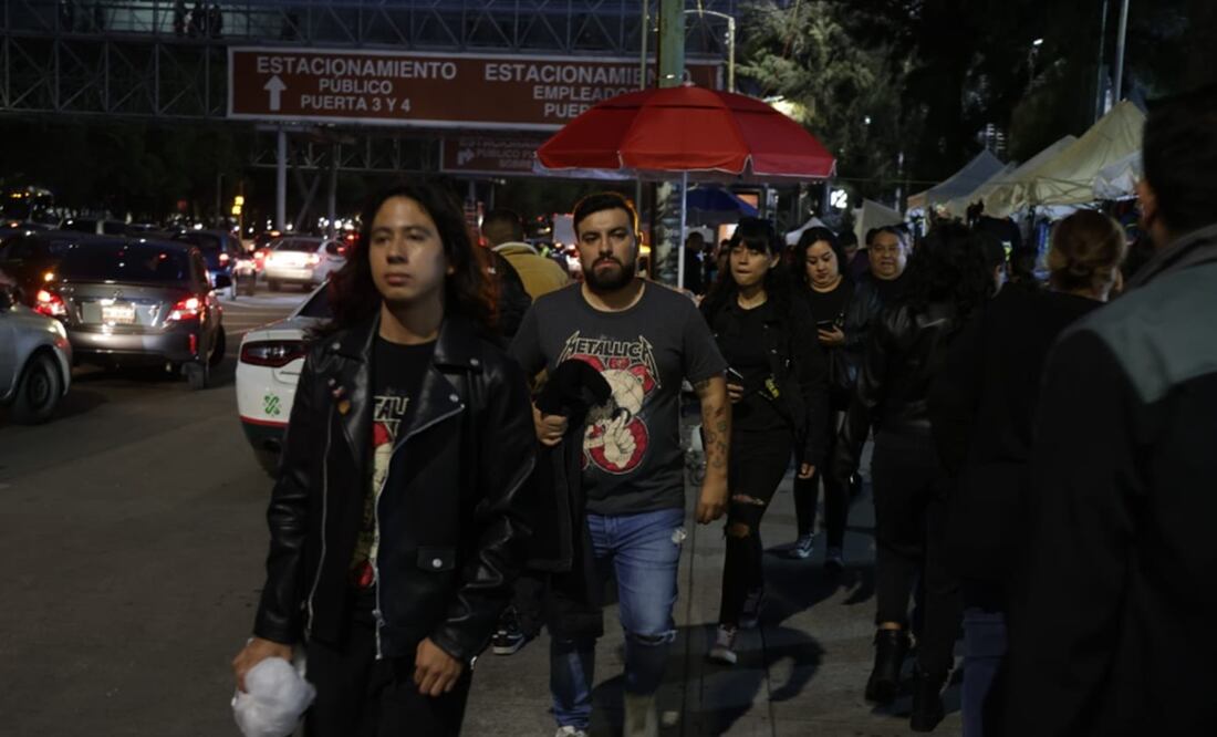Los fans de Metallica comienzan a llegar al Estadio GNP en la Ciudad de México. Foto: Carlos Mejía/El Universal.