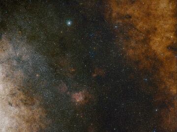 Astrónomos se sorprenden al descubrir que agujero negro supermasivo está rodeado de estrellas