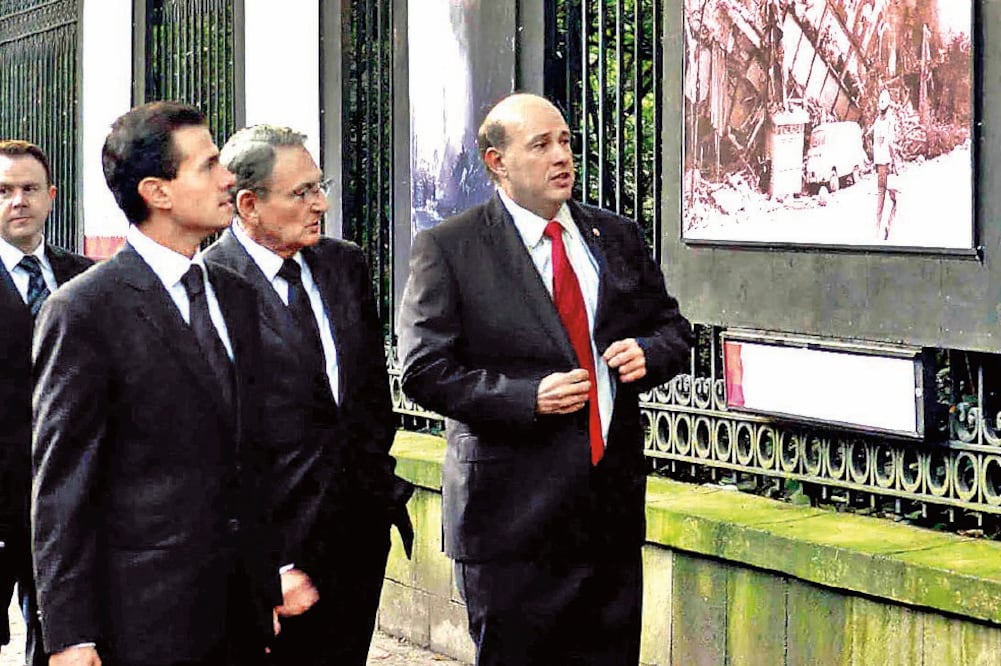 El presidente Enrique Peña Nieto recorrió la galería abierta de Chapultepec, donde hay imágenes del sismo tomadas por fotógrafos de EL UNIVERSAL (LUCÍA GODÍNEZ. EL UNIVERSAL)