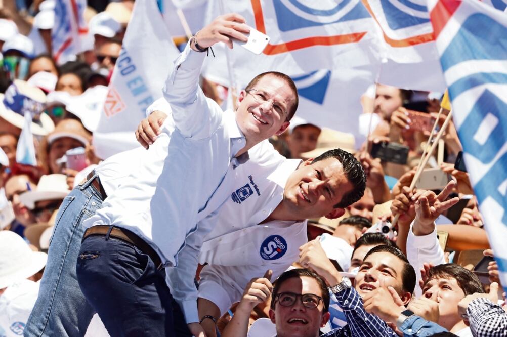 Acompañado por el abanderado al gobierno del estado Diego Sinhúe, Anaya indicó que es tiempo de que las familias vivan en paz en México.  Foto: ARIEL OJEDA. EL UNIVERSAL