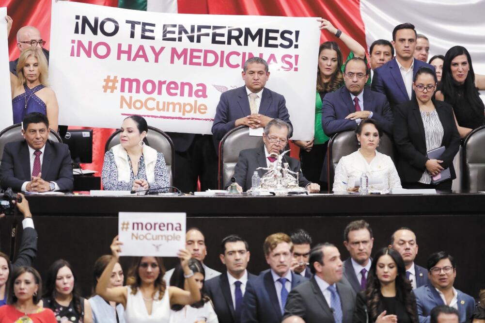 Legisladores del PAN desplegaron letreros atrás de la tribuna de la Cámara Baja con mensajes como: “No te enfermes, no hay medicinas”. Foto/IVÁN STEPHENS. EL UNIVERSAL