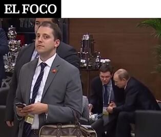 El Foco. Extraño hombre espía a Putin y Obama