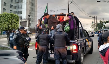 Policías trasladan a usuarios de Metrobús afectados por bloqueo