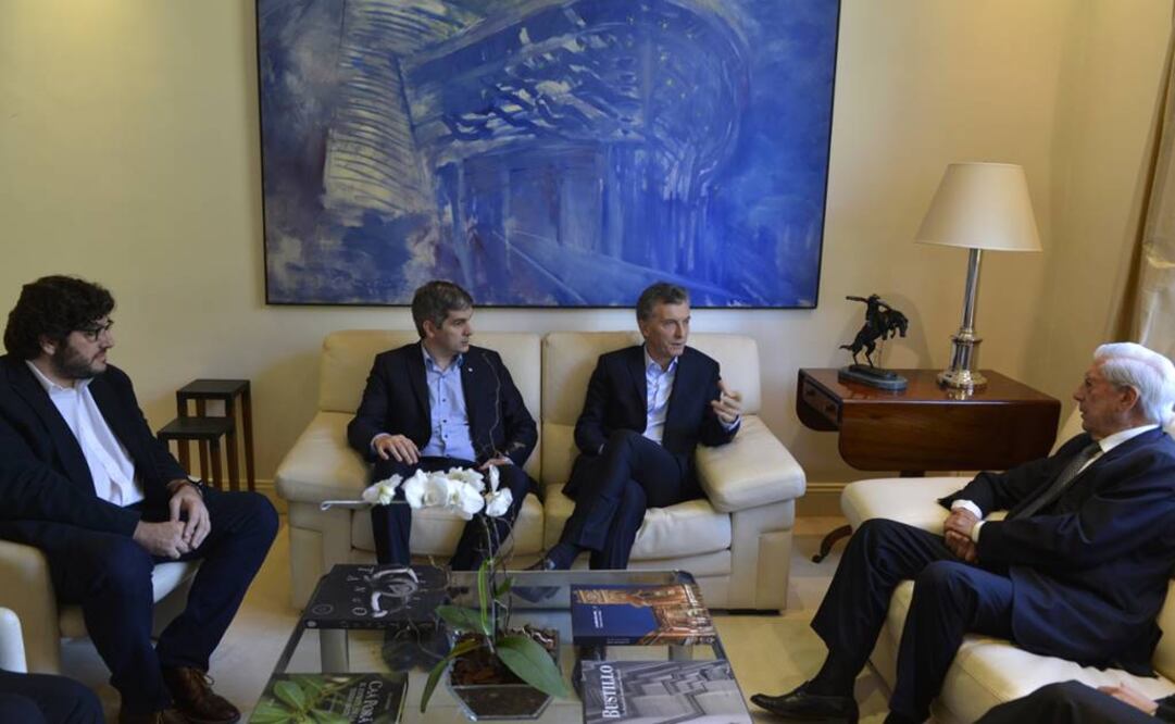 El escritor, quien se encuentra en Argentina para presentar "Cinco esquinas" en la Feria del Libro de Buenos Aires, se reunió esta mañana con el mandatario Mauricio Macri. (FOTO: EFE)