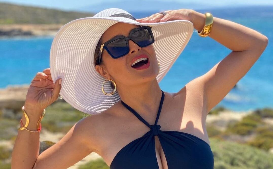La actriz mexicana disfruta de la playa en los últimos días del año. Foto: Instagram @salmahayek
