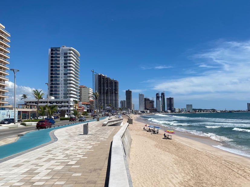 En Mazatlán, el destino turístico más importante del noroeste de México, se han concretado varias de las inversiones inmobiliarias de las familias vinculadas con los Chapitos. Crédito: Valente Rosas.