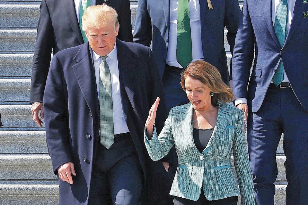El mandatario Donald Trump con Nancy Pelosi, presidenta de la Cámara de Representantes, en el Capitolio, en Washington. (JONATHAN ERNST. REUTERS)