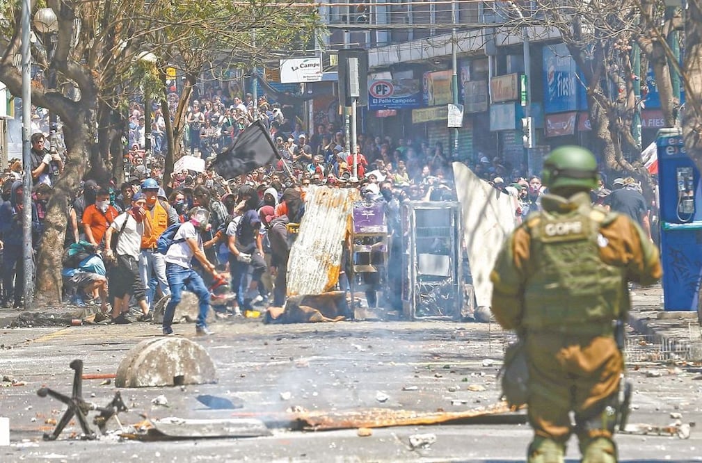 Los manifestantes armaron barricadas mientras se enfrentaban con las fuerzas de seguridad durante una protesta contra el modelo económico de Chile, en Valparaíso. RODRIGO GARRIDO. REUTERS