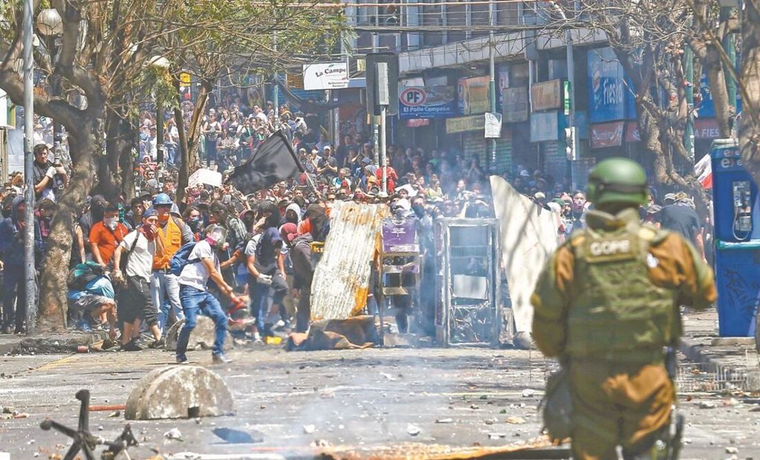 Los manifestantes armaron barricadas mientras se enfrentaban con las fuerzas de seguridad durante una protesta contra el modelo económico de Chile, en Valparaíso. RODRIGO GARRIDO. REUTERS