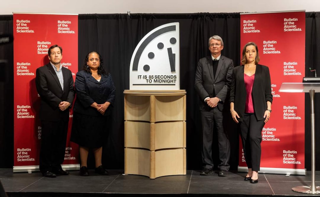 Fotografía cedida por el Boletín de Científicos Atómicos donde aparecen sus integrantes, de izquierda a derecha, Jon B. Wolfsthal, Asha M. George, Steve Fetter y Alexandra Bell presentando el Reloj del Juicio Final, fijado a 85 segundos para la medianoche, durante una rueda de prensa este martes, en Washington (Estados Unidos). El Reloj del Juicio Final, una herramienta simbólica creada por científicos para visualizar la probabilidad de que la humanidad desaparezca, se sitúa este año a 85 segundos de la medianoche, el punto más cercano que ha estado nunca de marcar la hora final en sus 79 años de historia. Foto: EFE