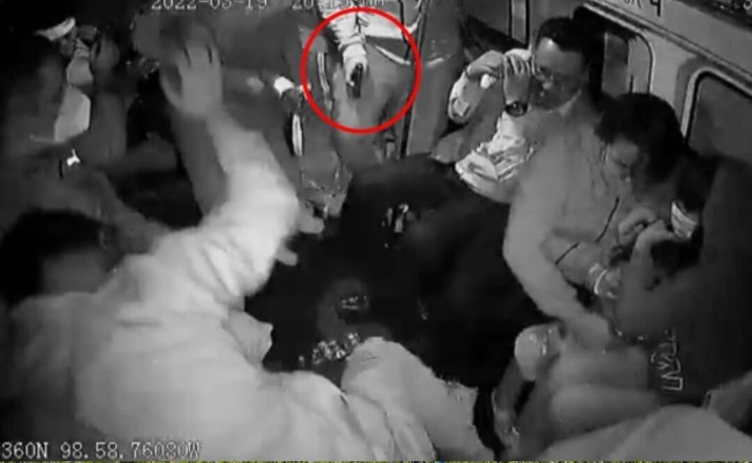 Foto: Captura de pantalla/ Los tres delincuentes amedrentando a los pasajeros de la combi