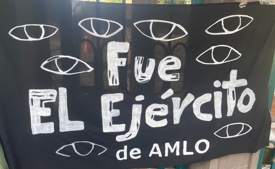 Colocan mantas afuera del Campo Militar 1-A. Foto: Daniela Wachauf/EL UNIVERSAL