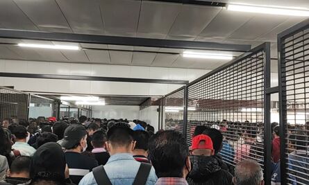 VIDEO: Línea 9 del Metro abarrotada, lenta y pocos trenes, denuncian usuarios