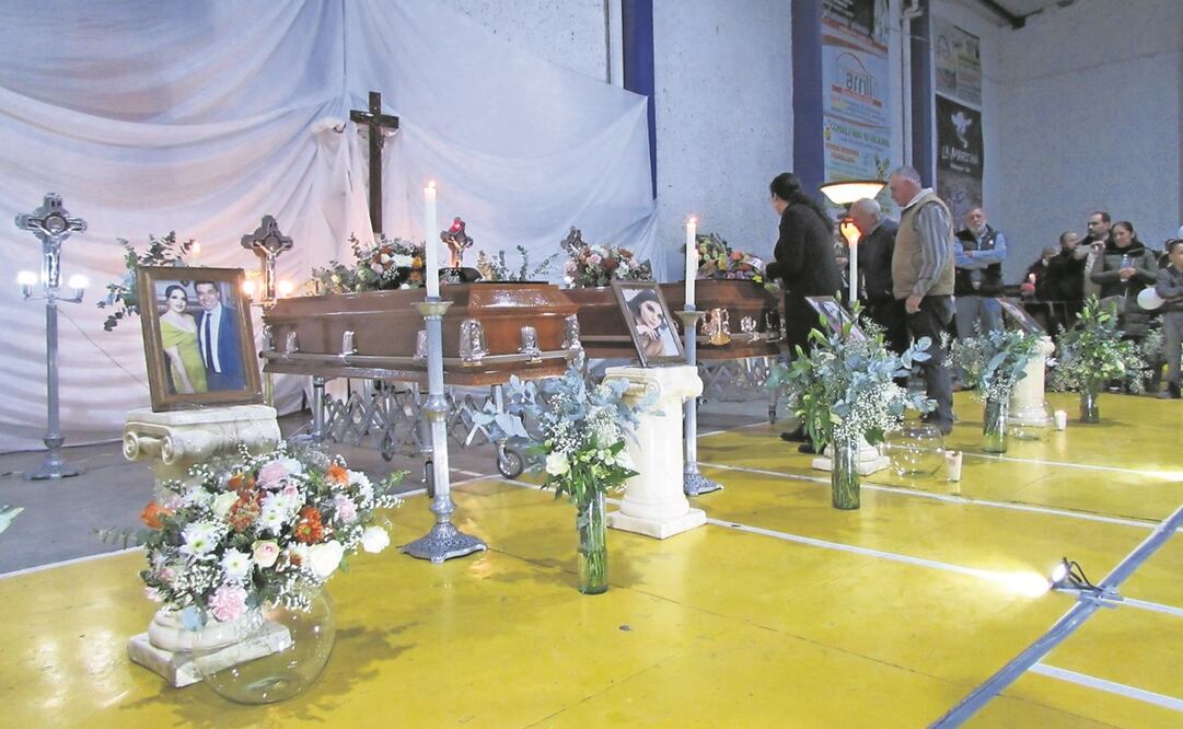 Los tres féretros de las jóvenes fueron recibidos en el Centro Social y Deportivo Tenamaxtle, en la cancha de basquetbol, con flores y velas que llevaron los pobladores. Foto: Raúl Torres / EL UNIVERSAL