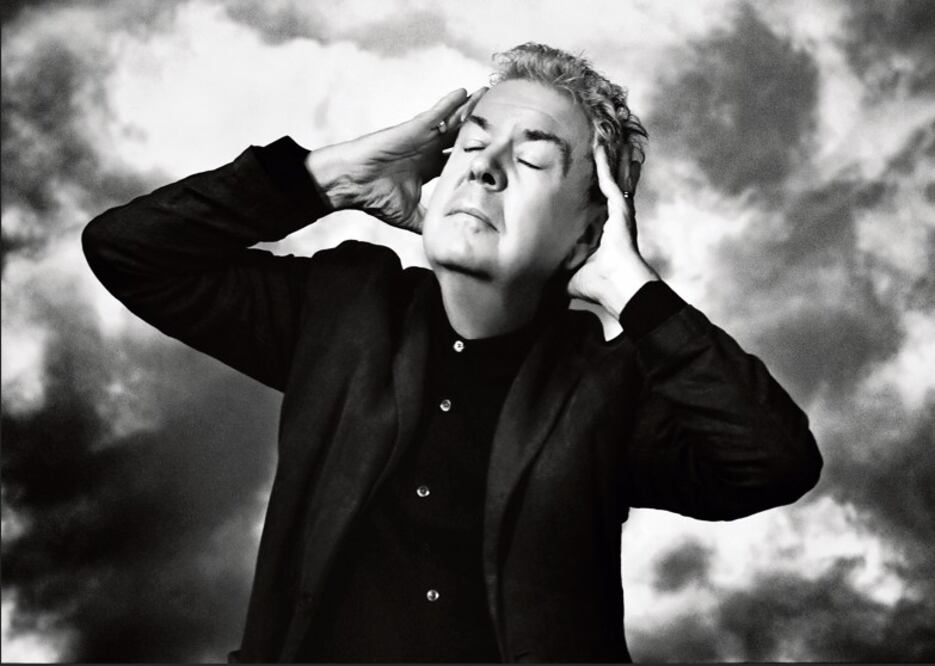 Lol Tolhurst durante una sesión de fotografías hechas por Louis Rodiger en 2023. Crédito: Fotografía tomada del libro “Gótico”