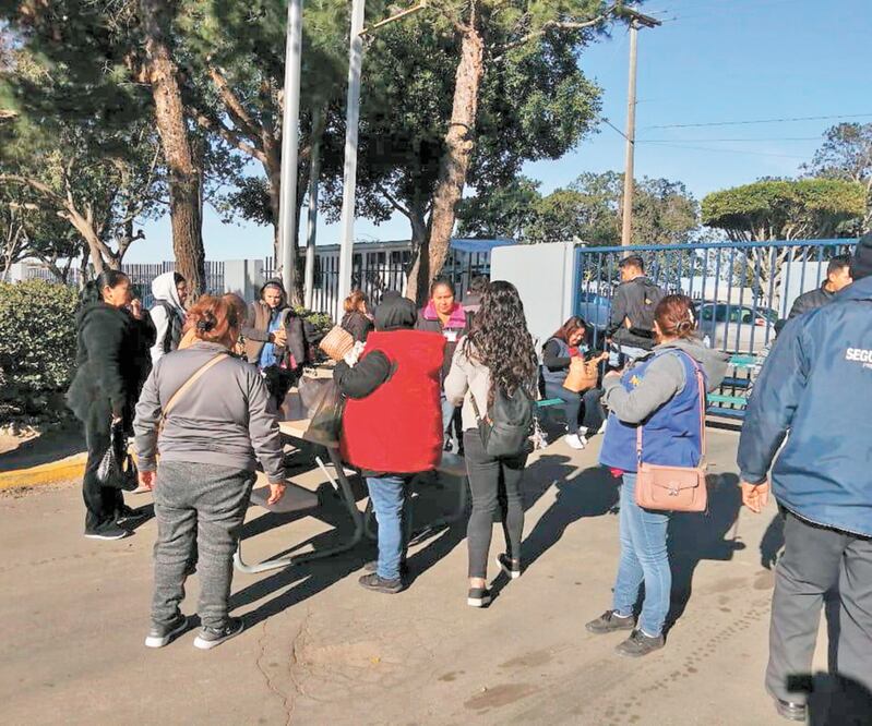 Desde el 19 de diciembre pasado, trabajadores afectados realizan guardias afuera de la empresa para evitar que el exdueño se lleve la maquinaria. Foto/CORTESÍA