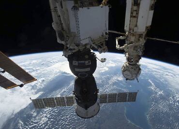 Agencia Espacial rusa enviará nave para traer a tripulantes de la EEI, tras impacto de meteorito