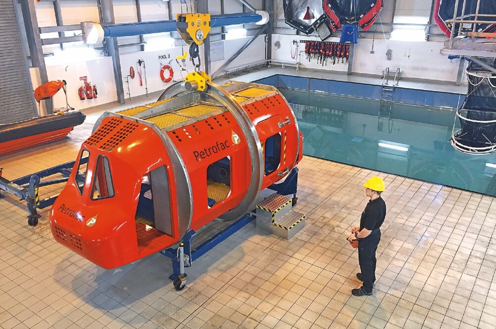 Una de las innovaciones que ofrece la industria petrolera en Reino Unido es la de capacitar a trabajadores del sector mediante simuladores (MARIO VERDUSCO. EL UNIVERSAL)