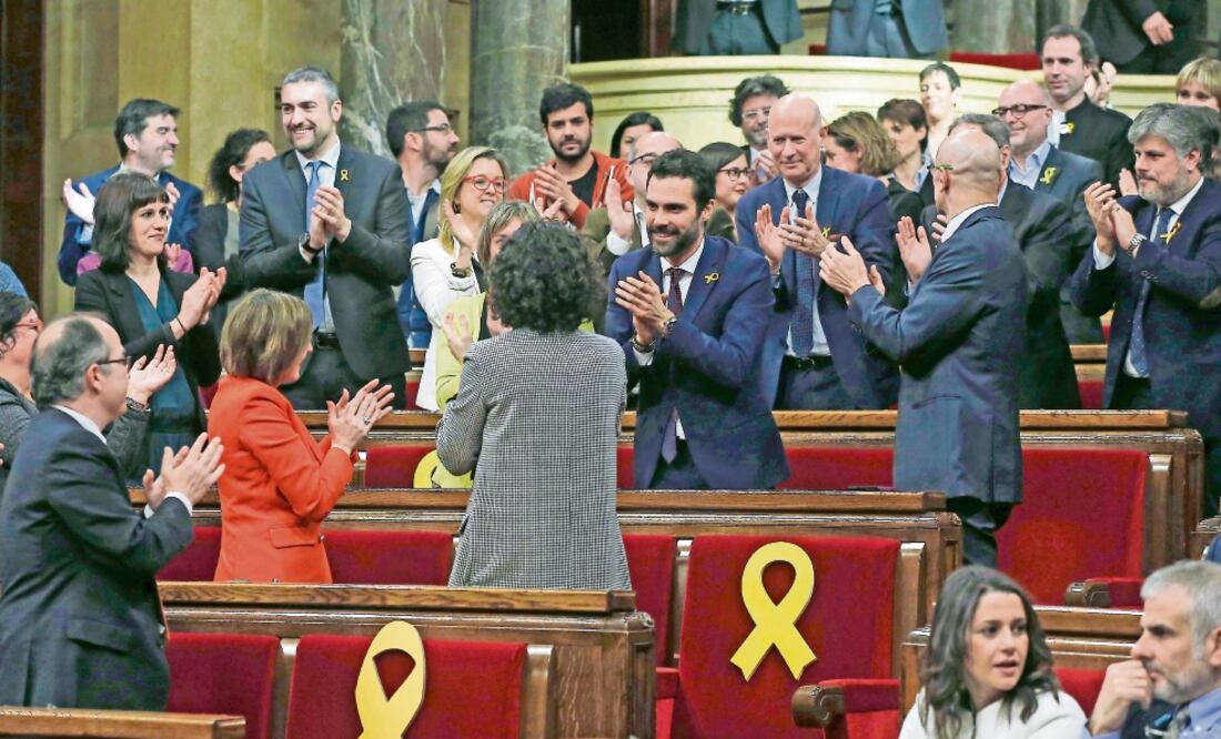 Roger Torrent, al centro, recibe los aplausos de sus compañeros, tras ser elegido ayer en Barcelona nuevo presidente parlamentario catalán (MANU FERNANDEZ. AP)