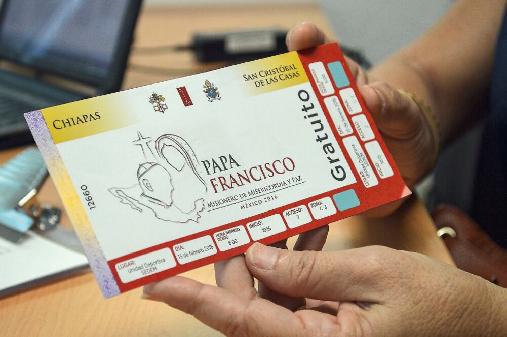 Fueron entregados los boletos para quienes asistirán al evento Encuentro con las Familias, que será en la capital de Chiapas (ELIZABETH RUIZ. CUARTOSCURO)