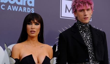 Megan Fox no es la única que bebe sangre de Gun Kelly, también lo hace un grupo de sanguijuelas