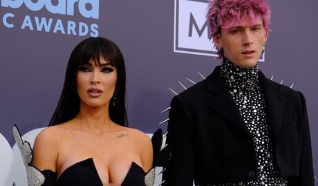 Megan Fox no es la única que bebe sangre de Gun Kelly, también lo hace un grupo de sanguijuelas
