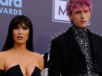 Megan Fox no es la única que bebe sangre de Gun Kelly, también lo hace un grupo de sanguijuelas