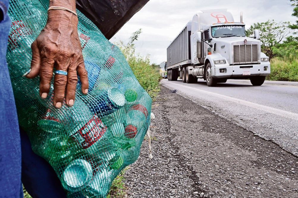 El sexagenario lamenta no poder irse de Alvarado, pues asegura que tiene su casa repleta de botellas de plástico, las cuales conserva para venderlas cuando mejoren el precio; recientemente bajaron a 2.50 pesos el kilo (PATRICIA MORALES. EL UNIVERSAL)