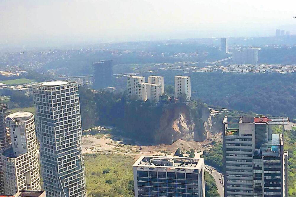 Autoridades federales y capitalinas colaboran en el estudio del terreno donde en las últimas semanas han ocurrido tres deslaves y prevén que habrá más (ESPECIAL)