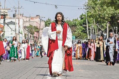 Fieles acompañan a Jesús en Jueves Santo