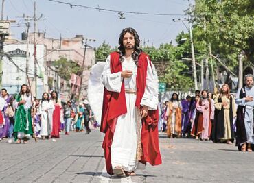 Fieles acompañan a Jesús en Jueves Santo