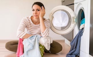 ¿Cómo eliminar el olor a humedad de la ropa? Descubre el truco infalible