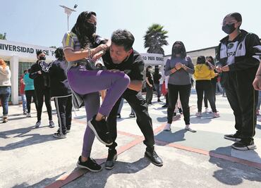 Enseñan defensa personal a alumnas de preparatoria