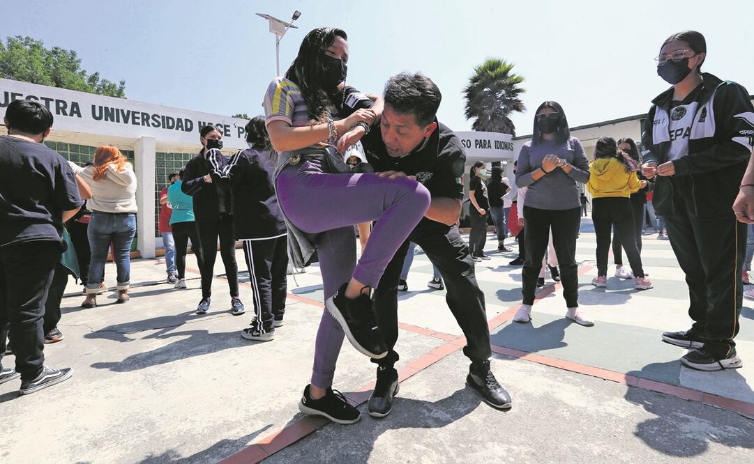 Durante el curso, que tiene una duración de una hora con 40 minutos, se muestran técnicas de defensa útiles en la vía pública contra un intento de secuestro, o incluso, tocamientos. Foto: Jorge Alvarado/ EL UNIVERSAL.