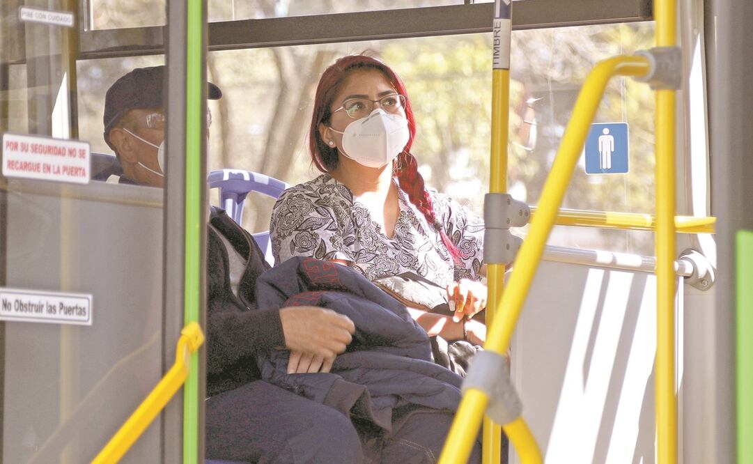 Beatriz Crispín, doctora en el ISSSTE de Zaragoza, llegó a las siete de la mañana al hospital militar de Chivatito porque en el lugar donde labora le dijeron que le tocaba ser vacunada. Foto: Carlos Mejía. EL UNIVERSAL