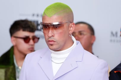 Bad Bunny da de qué hablar por sus uñas largas en los Latin Billboards