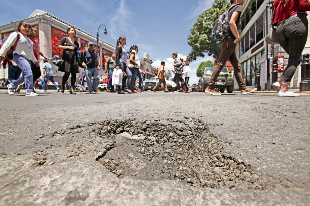 Aunque el edil Fernando Zamora dijo que la mayor inversión para rehabilitar calles se usó en repavimentar, los ciudadanos están molestos con los resultados. (JORGE ALVARADO. EL UNIVERSAL)