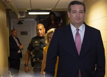 Ted Cruz abandona restaurante tras protestas contra juez nominado por Trump