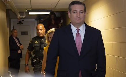 Ted Cruz abandona restaurante tras protestas contra juez nominado por Trump