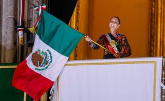 ¿Quién diseñó el vestido que portó Sheinbaum durante el Grito?; bordado proviene del Istmo de Tehuantepec