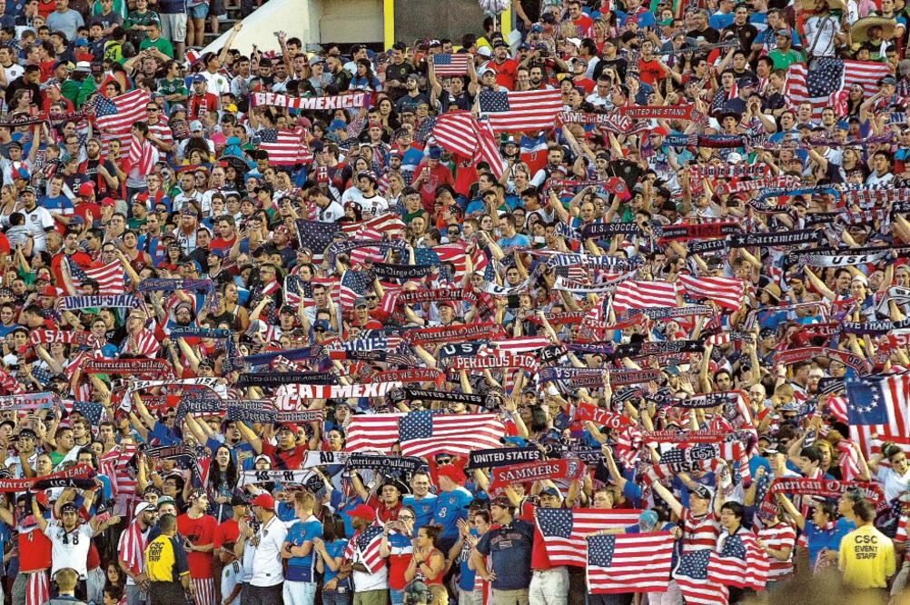 Aunque no fue mayoría, la afición estadounidense apoyó con gran ímpetu a los hombres de Jürgen Klinsmann, ante el acérrimo rival tricolor, durante todo el encuentro (ALEJANDRO GUTIÉRREZ. IMAGO7)