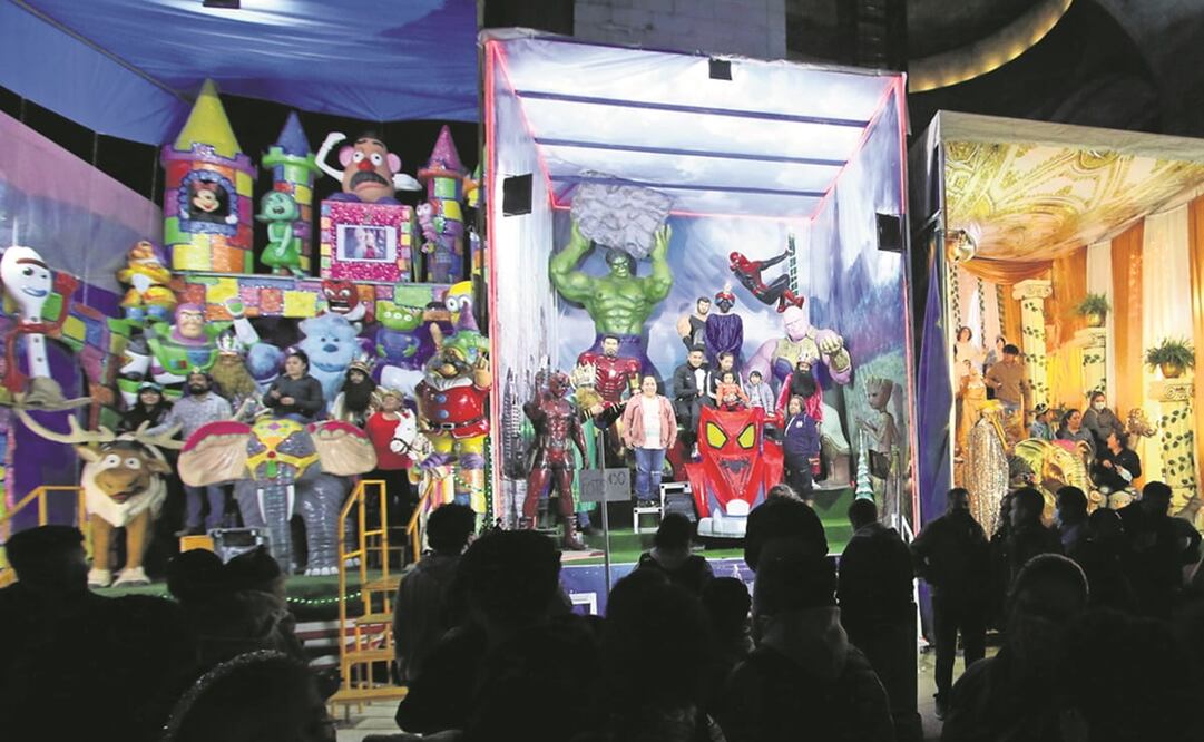 Decenas de familias acudieron a tomarse la tradicional foto con Los Reyes Magos y otros personajes a la explanada del Monumento a la Revolución. Foto: Carlos Mejía. EL UNIVERSAL