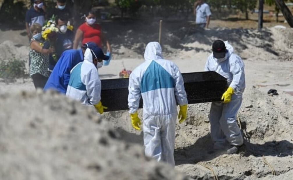 Sepultureros cavan tumbas en El Salvador para eventuales muertos por coronavirus