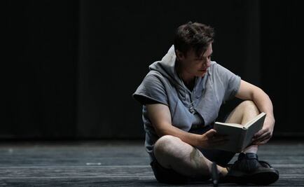 Entre ovaciones, reciben a "Hamlet" en Bellas Artes