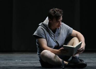 Entre ovaciones, reciben a "Hamlet" en Bellas Artes