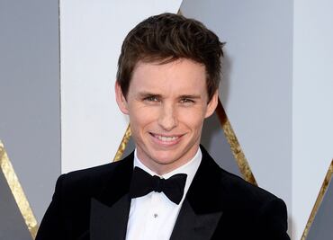 Eddie Redmayne defiende a J.K. Rowling de insultos "repugnantes"