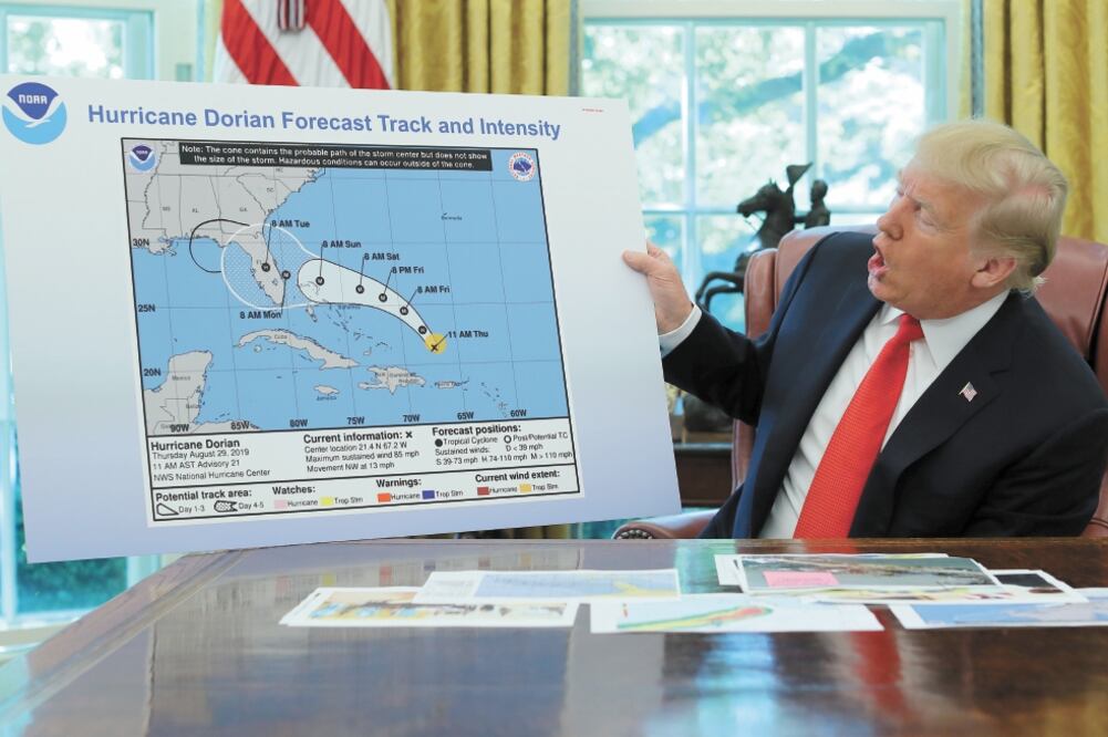 Donald Trump mostró el miércoles un mapa con la trayectoria de Dorian. Rodeado en negro aparece Alabama, que no está en la ruta del huracán. Foto: JONATHAN ERNST. REUTERS