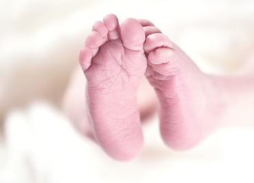 Bebé neozelandés de padres antivacunas es operado con éxito del corazón